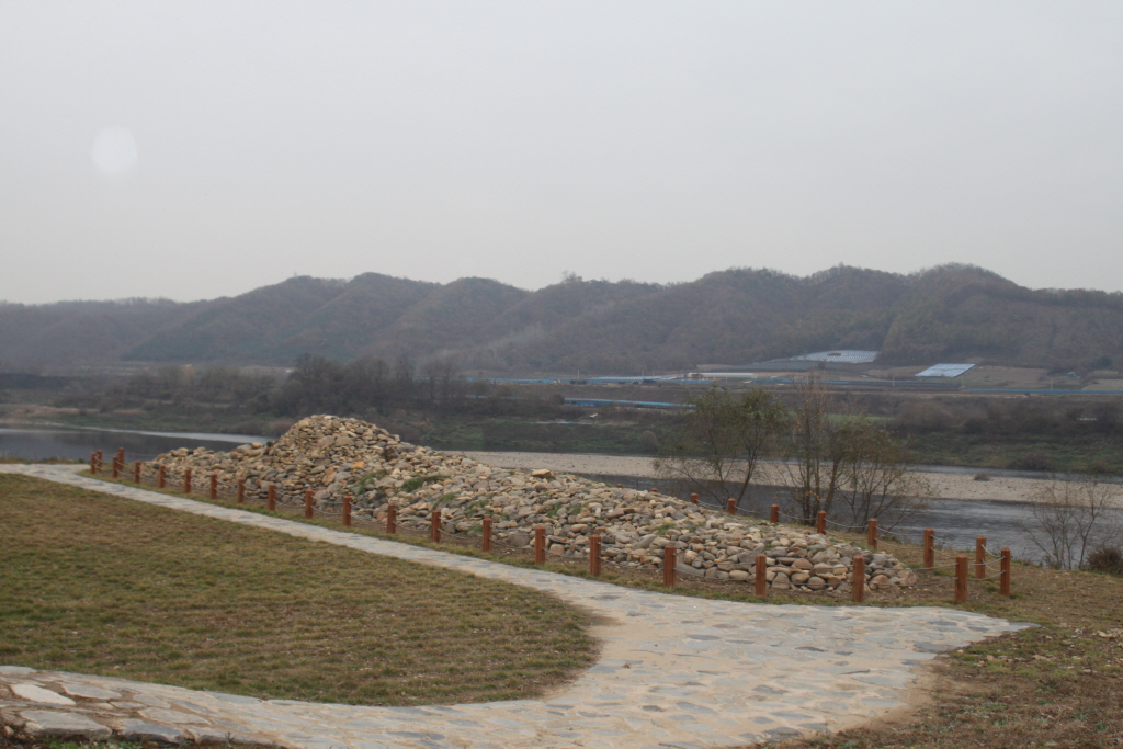 연천학곡리적석총전경