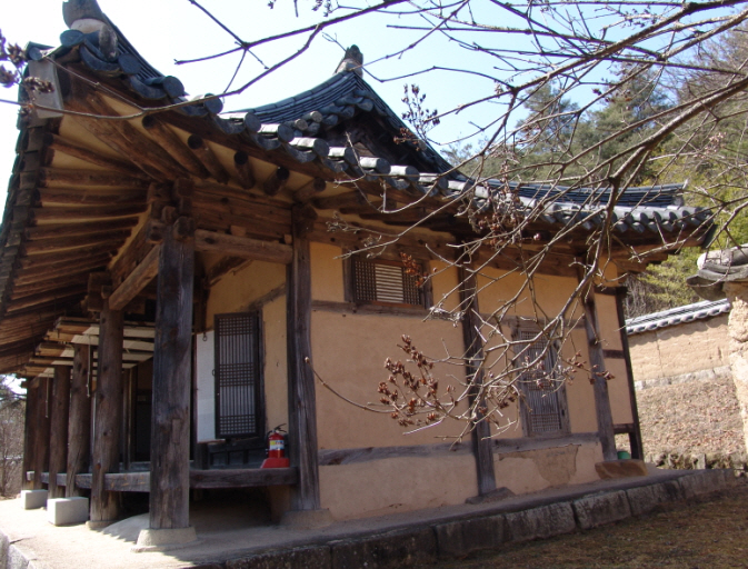 강당 우측면