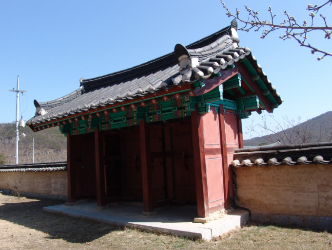 내삼문 좌측 및 배면