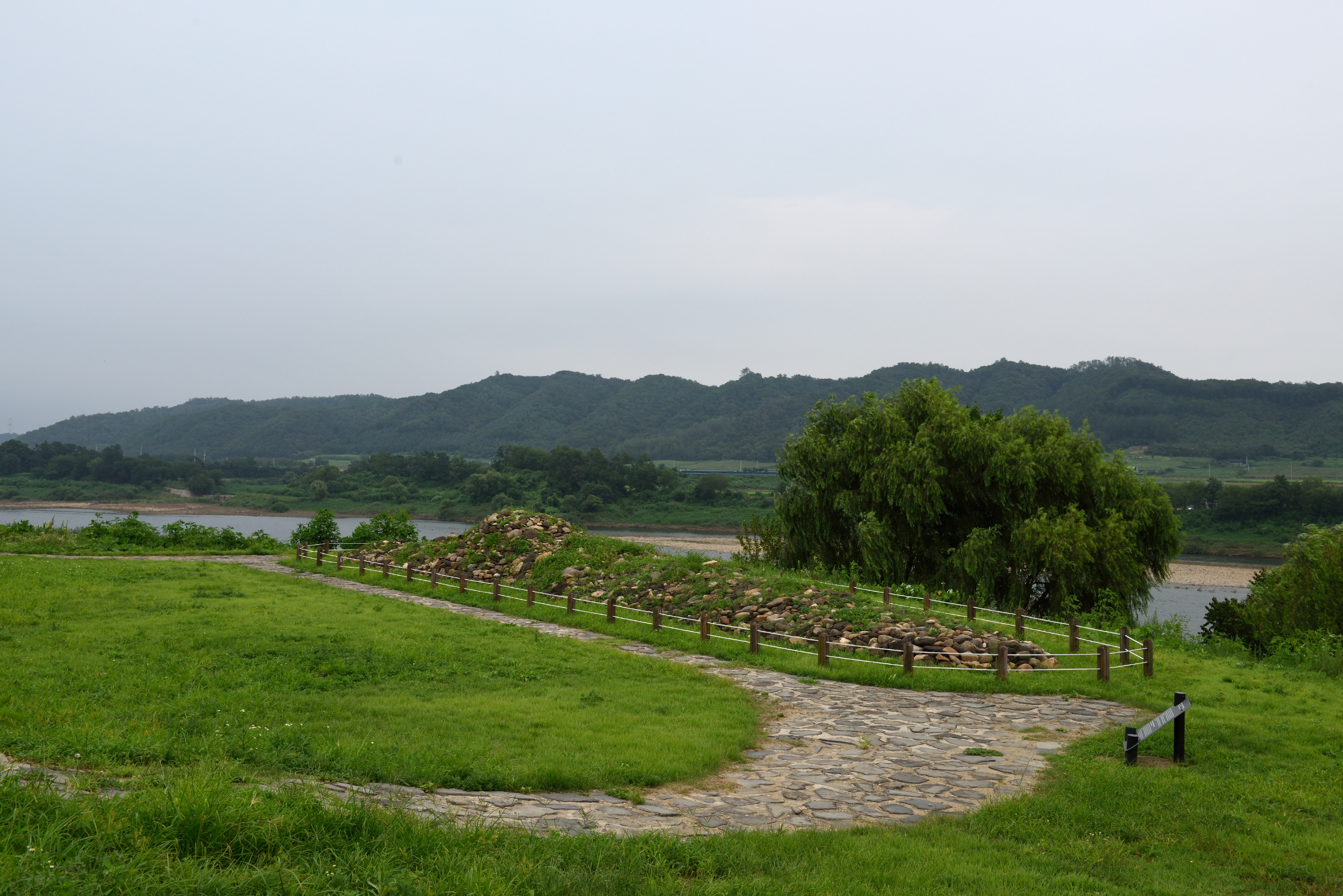 연천학곡리적석총_전경1 (촬영년도 : 2015년)