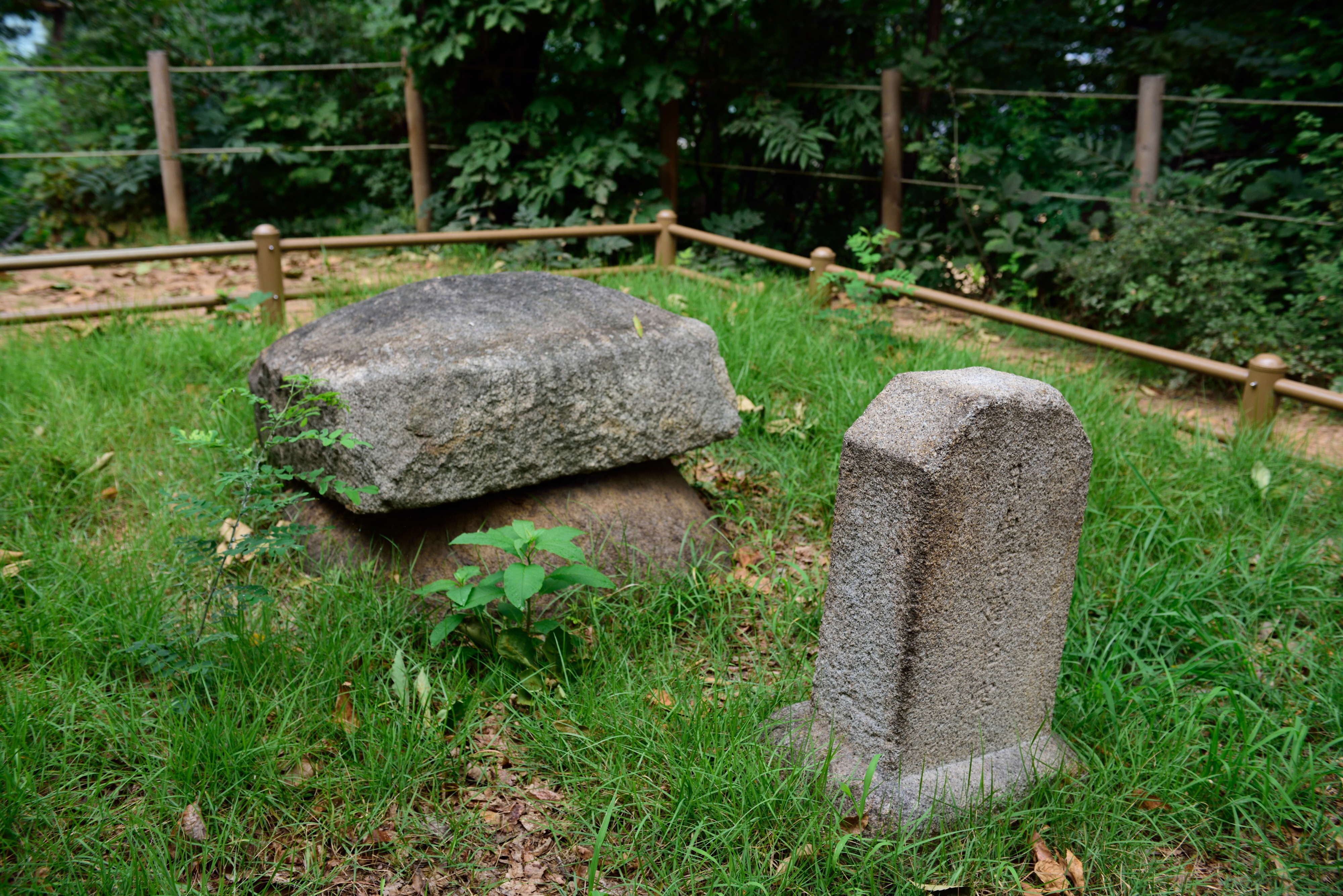 월산대군 이정 태실_좌측 (촬영년도 : 2015년)