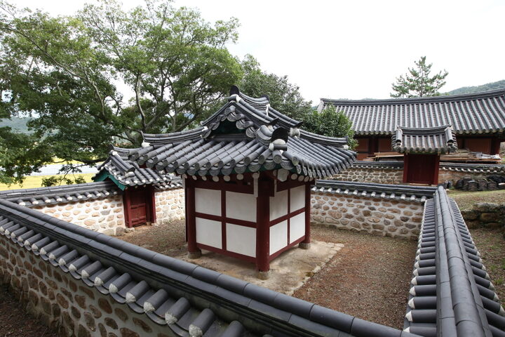 정운충신각_뒤쪽 전경 (촬영년도 : 2015년)