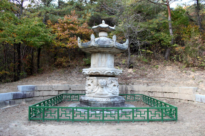 멀리서 본 여주 고달사지 승탑