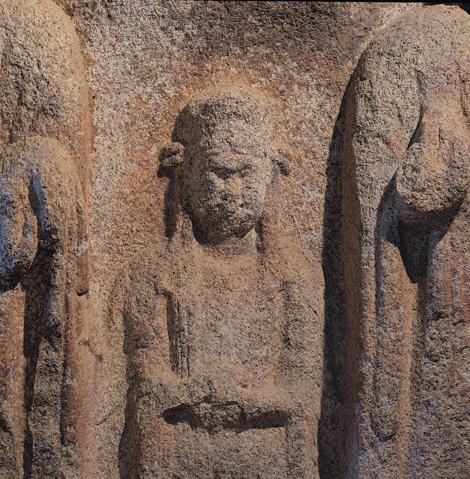 삼존불 중 중앙의 보살 입상