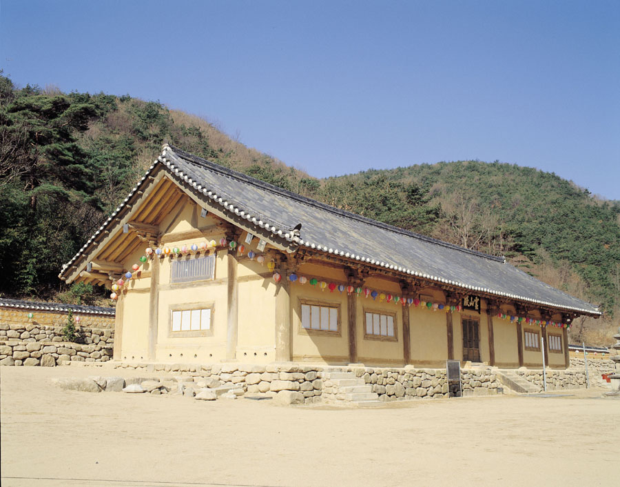 좌측에서 바라본 영천 은해사 거조암 영산전