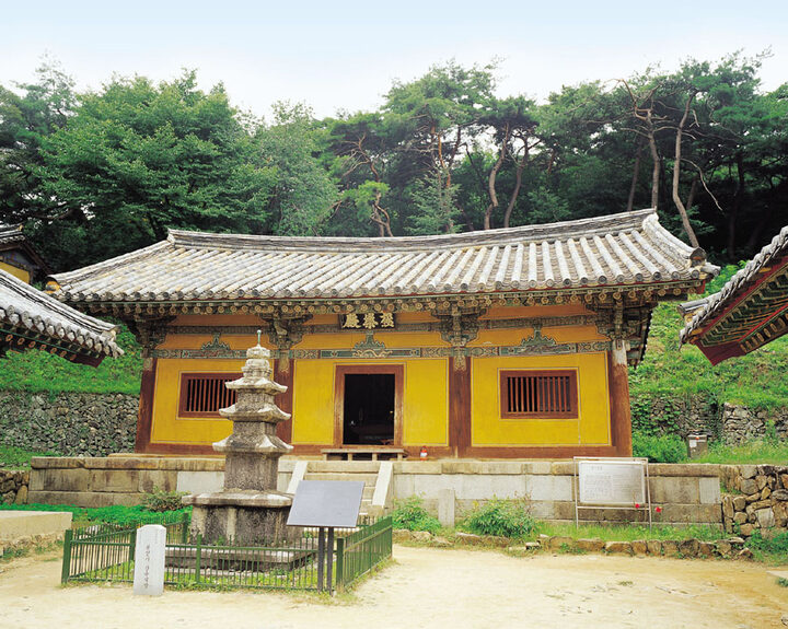 우측에서 바라본 봉정사극락전