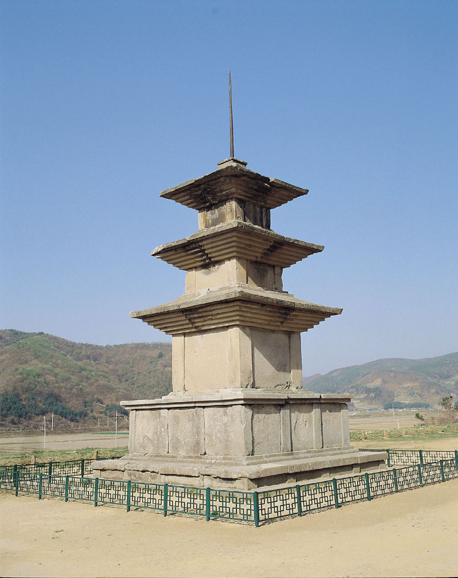경주 감은사지 동 삼층석탑