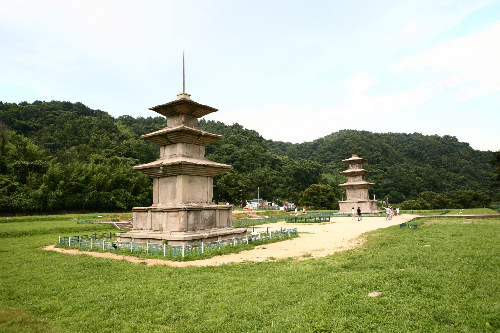 경주 감은사지 동ㆍ서 삼층석탑