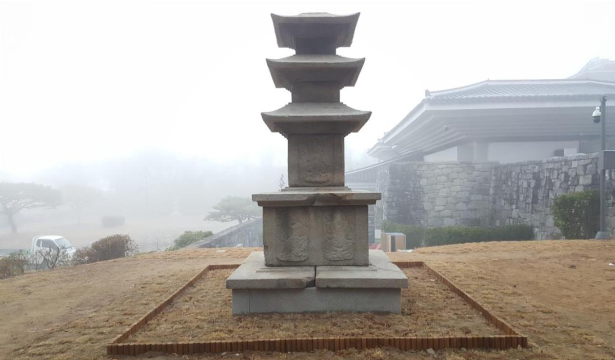 산청 범학리 삼층석탑 우측면(2018.11.23)