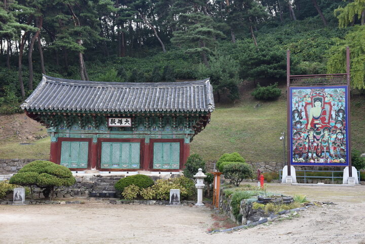 안심사 영산회 괘불탱_대웅전과 괘불탱 (촬영년도 : 2015년)
