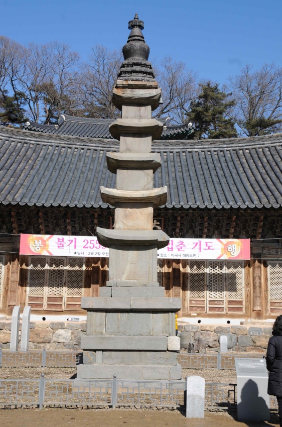 공주 마곡사 오층석탑 남측면