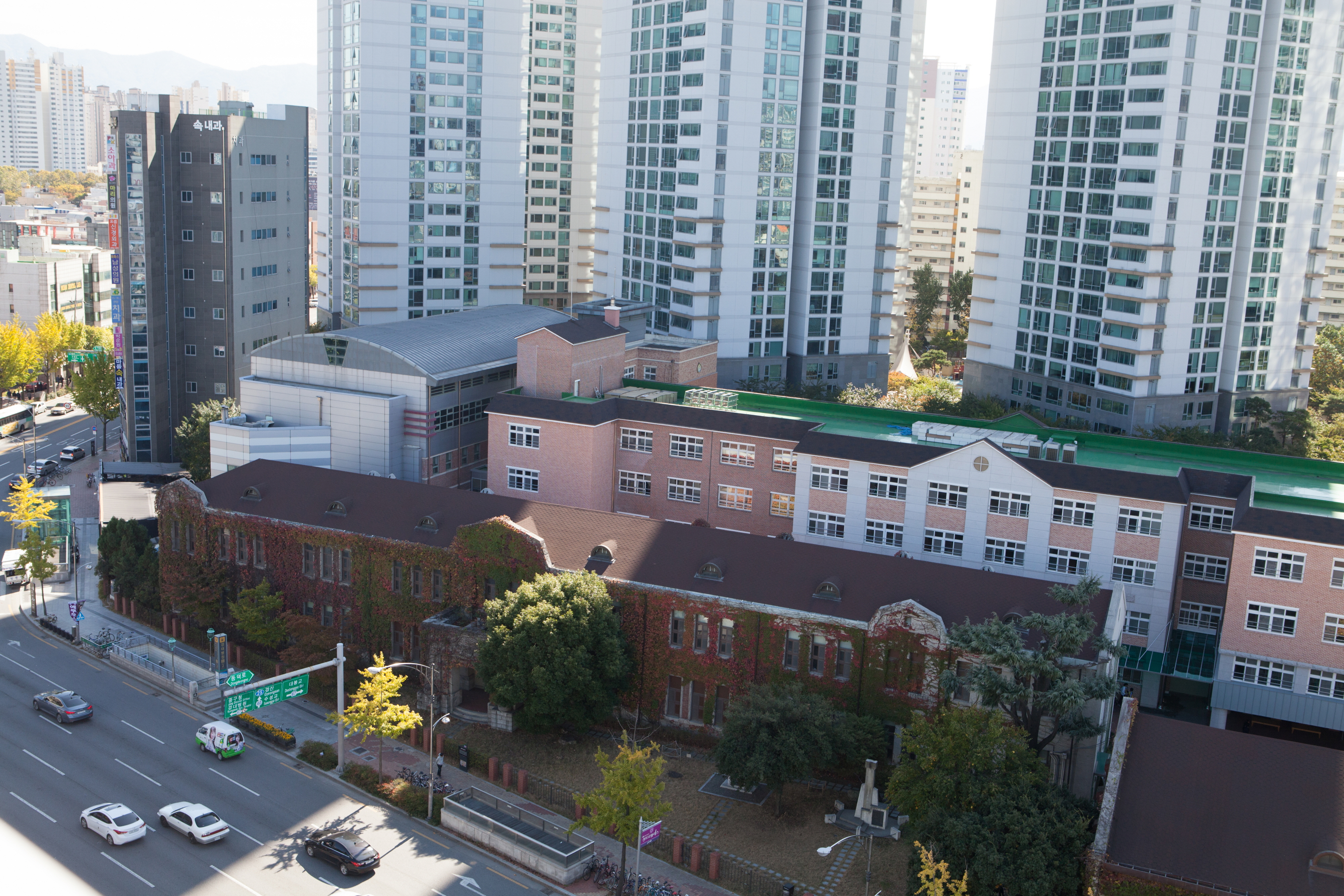 구 대구사범학교 본관과 강당_옆 건물 위에서 본 본관과 강당3 (촬영년도 : 2015년)