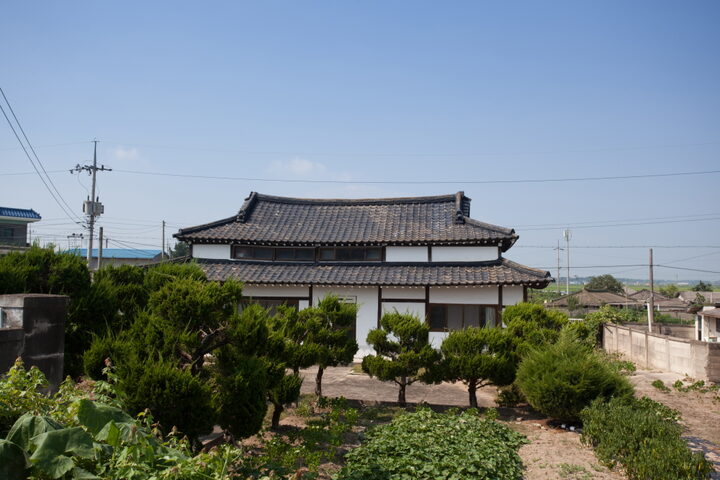 김제 종신리 한·일 절충식 가옥_마당쪽에서 본 전경 (촬영년도 : 2015년)