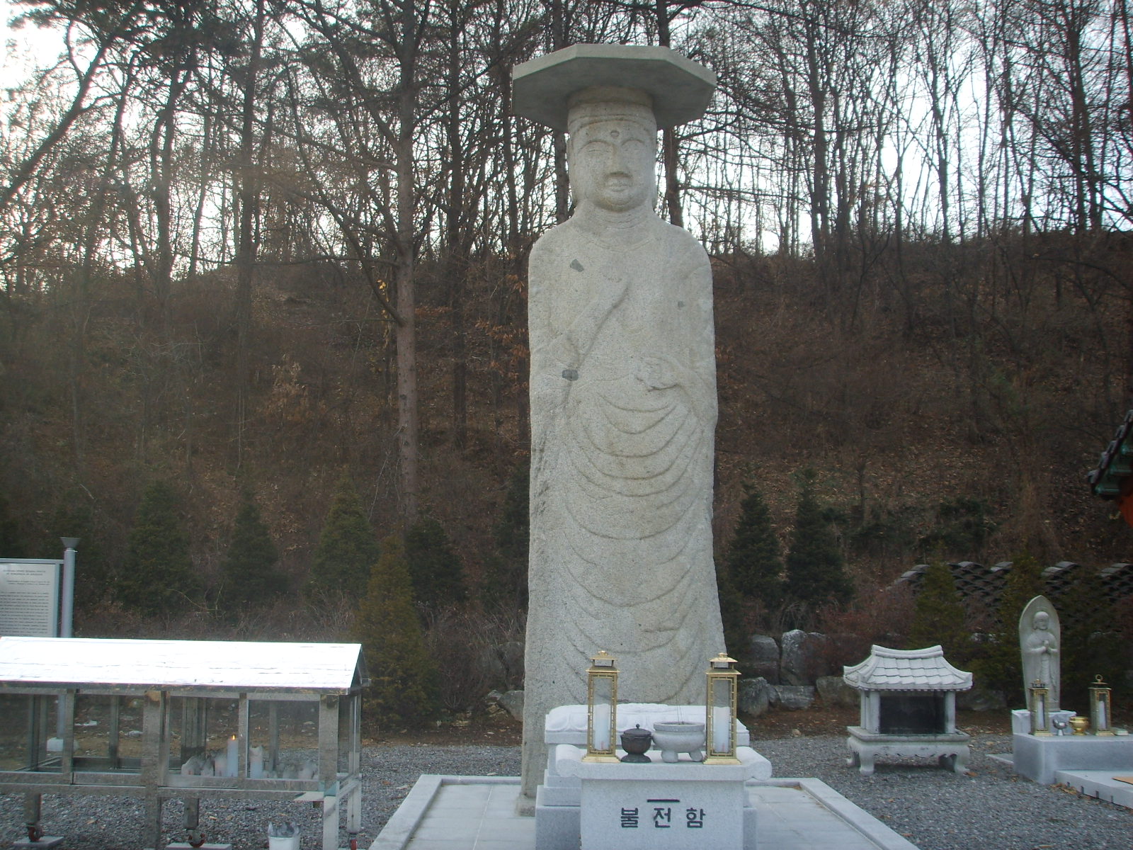 용화사 석불입상