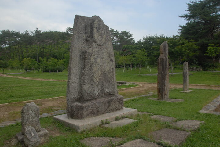화순운주사광배석불좌상 전경