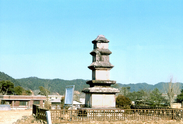 임하동삼층석탑(측면)