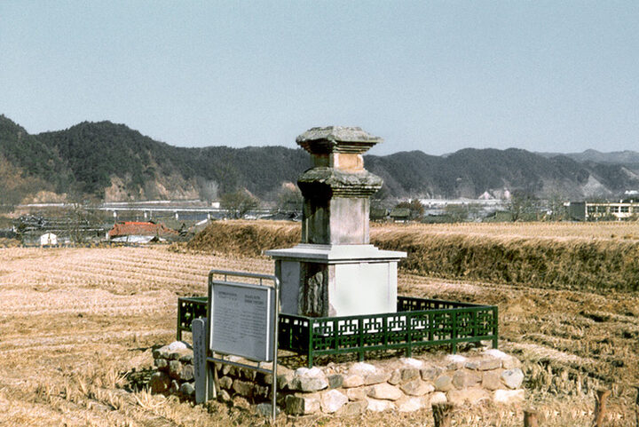 임하십이지삼층석탑(측면)