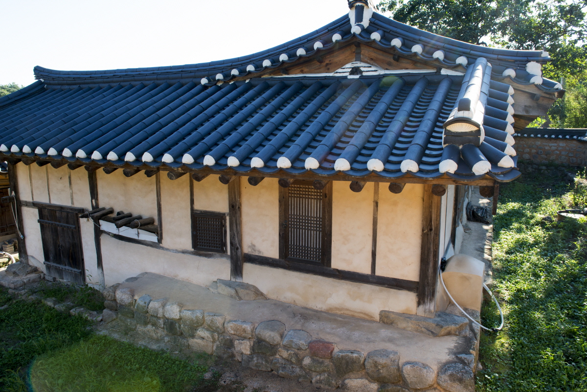 골목에서 내려다 본 옆면