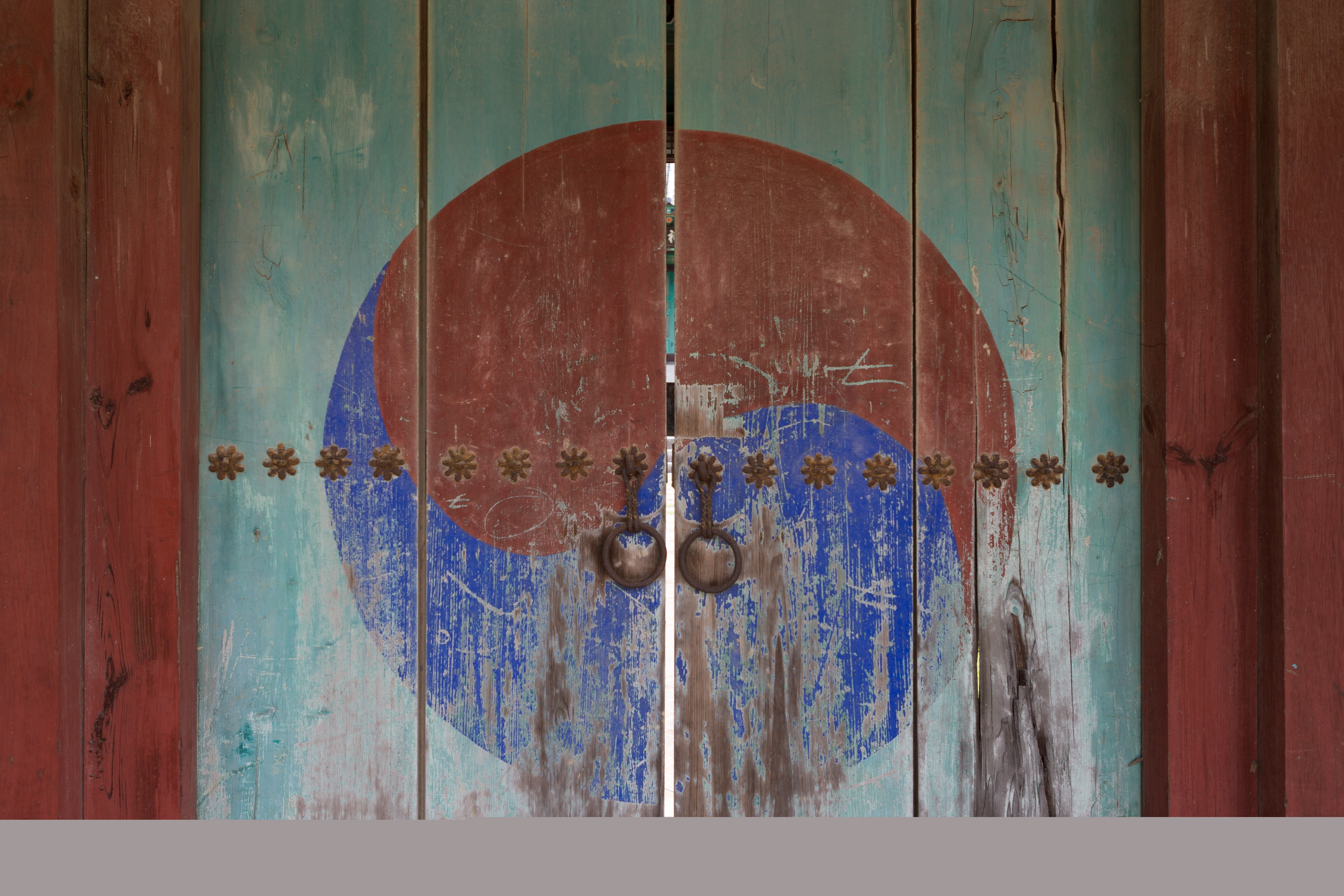 밀양 어변당_태극문양 입구 (촬영년도 : 2015년)