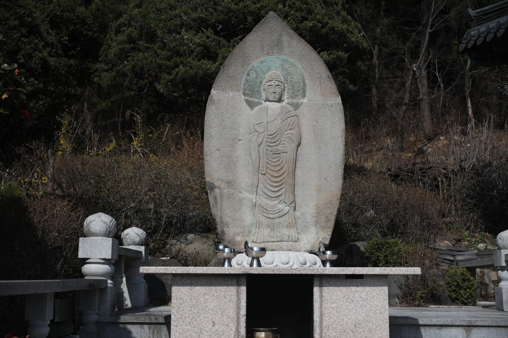 용화사석불입상