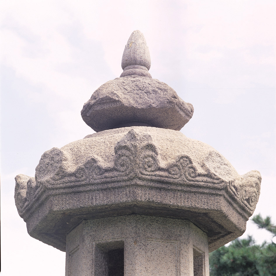 석등 옥개석과 세로 만들어 얹어 놓은 보주