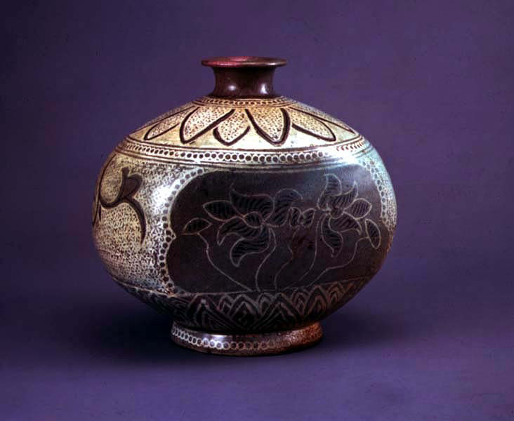 분청사기 상감연화문 편병(粉靑沙器 象嵌蓮花文 扁甁)