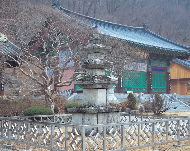 삼층석탑 전경
