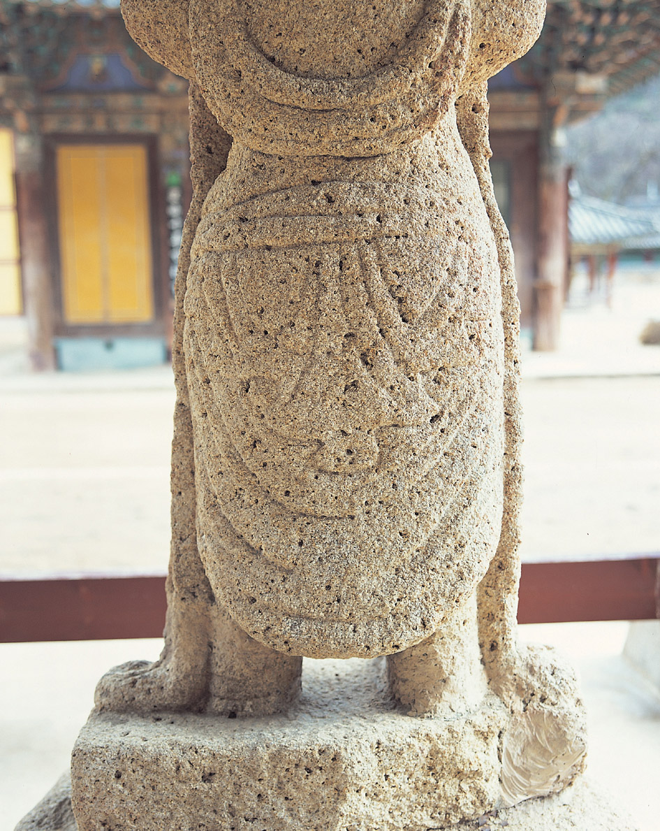 보살상 배면 옷주름