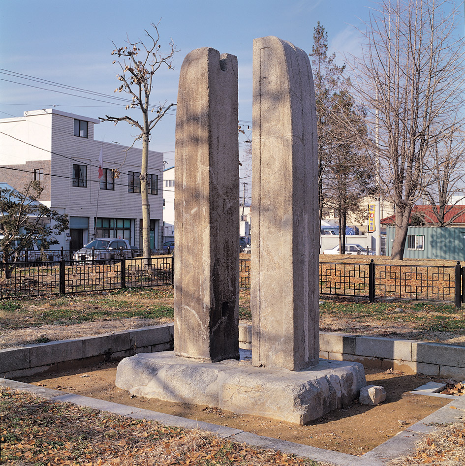 당간지주 측면의 조식과 기단부