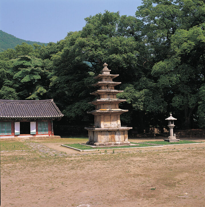 탑 전경