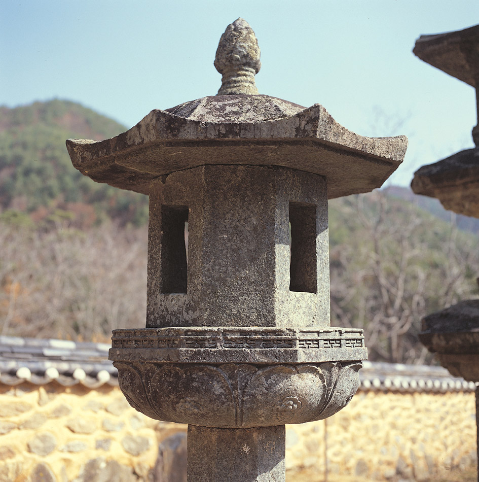 석등 앙련석과 화사석 및 옥개석