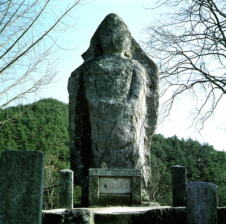 남원 용담사지 석조여래입상