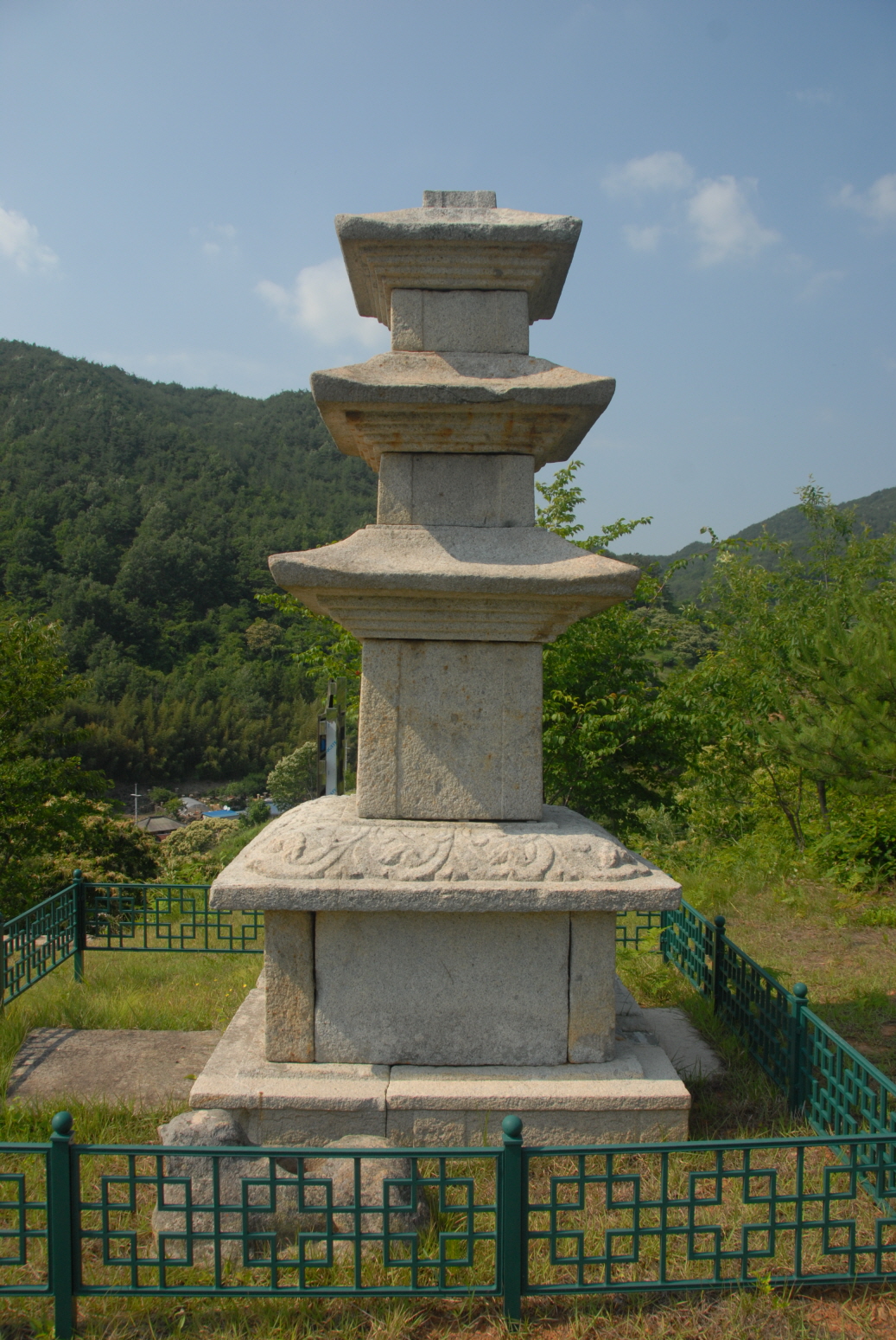 구례논곡리삼층석탑 측면