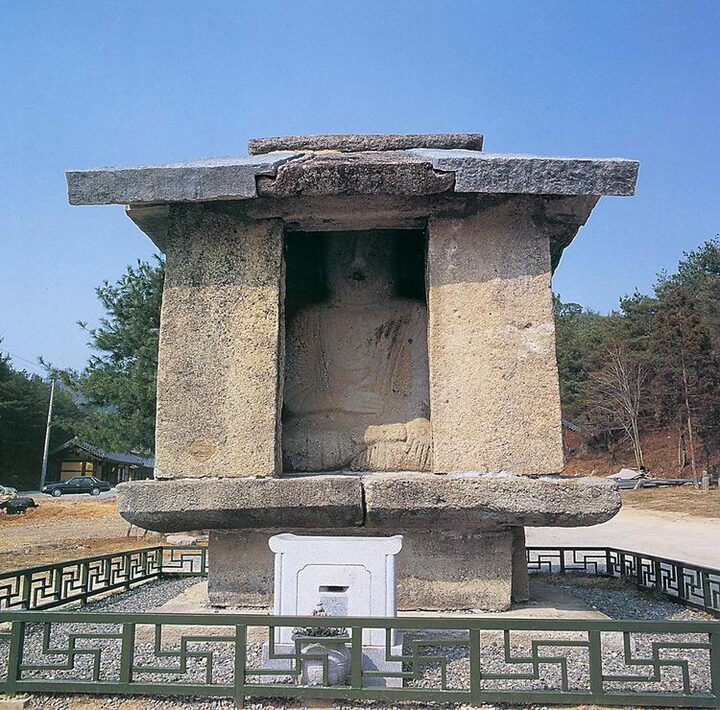 운주사석조불감