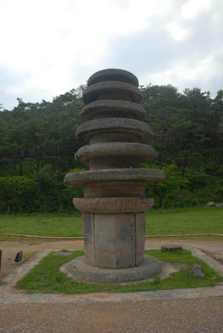 화순운주사원형다층석탑 측면