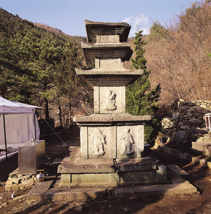 삼층석탑 전경
