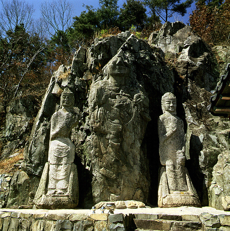 경주 서악동 마애여래삼존입상