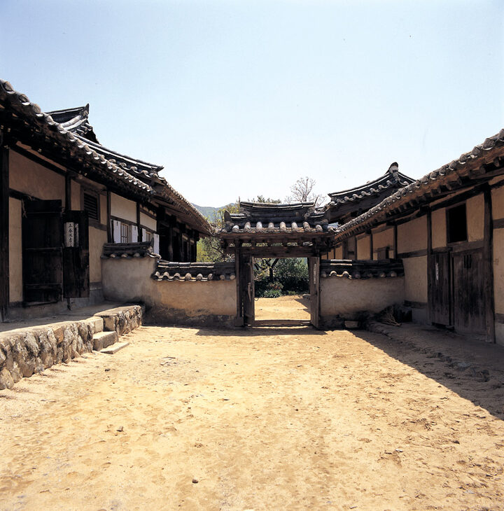 충효당 의 일각문(안채 중문밖 마당으로 통하는 문)