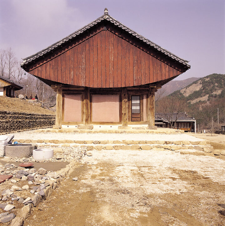 청도 대비사 대웅전 서측면