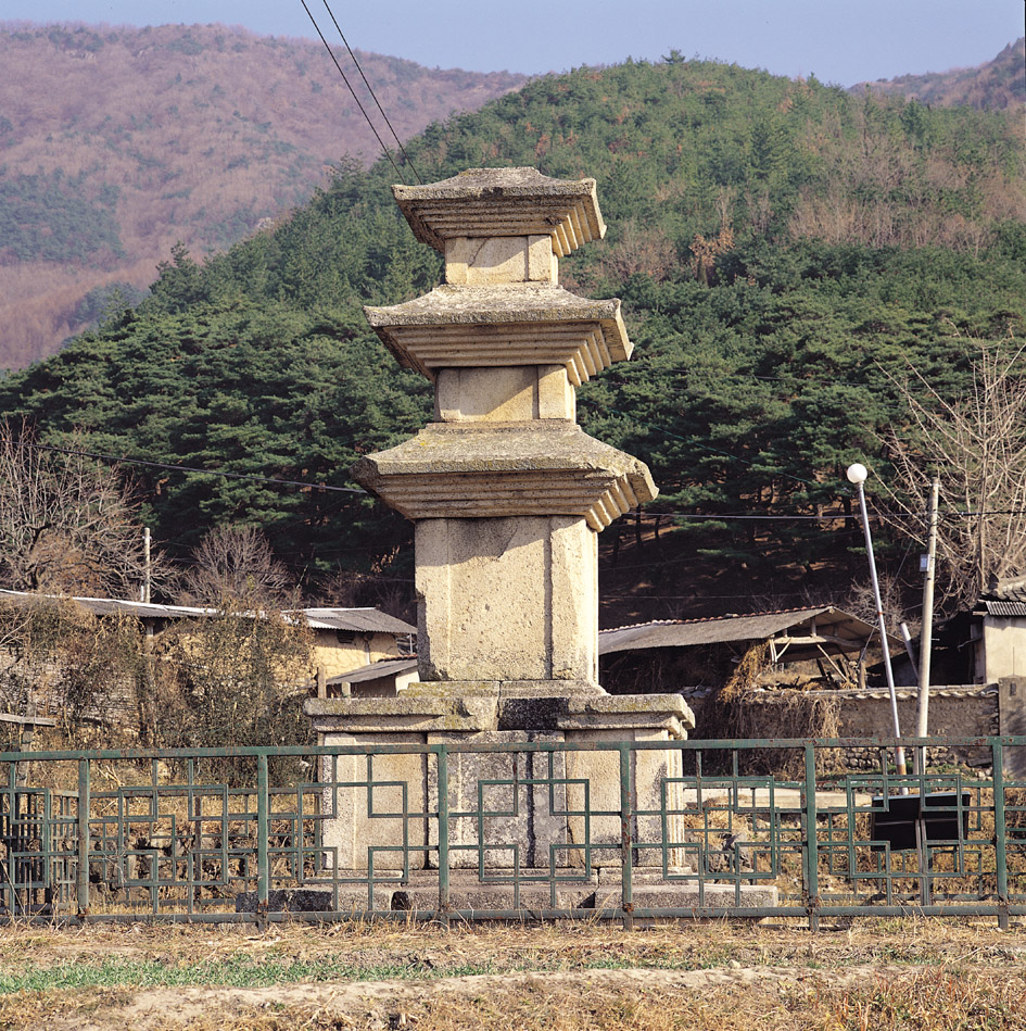경주 용명리 삼층석탑