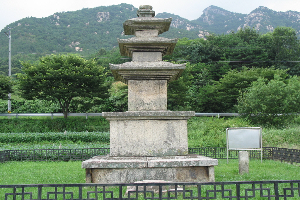 성주 법수사지 삼층석탑 정면
