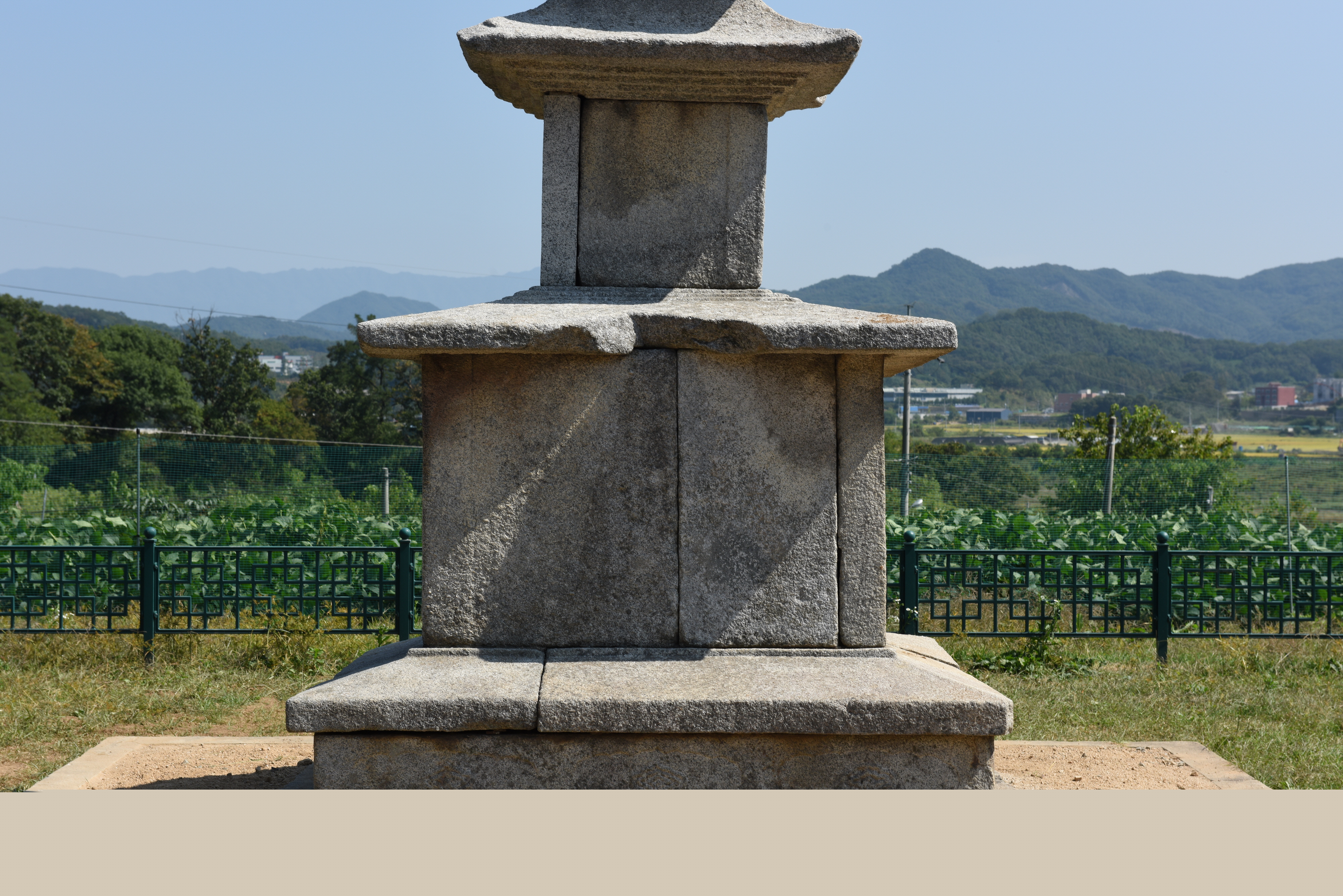 기단부와 기단면석 (촬영년도 : 2015년)