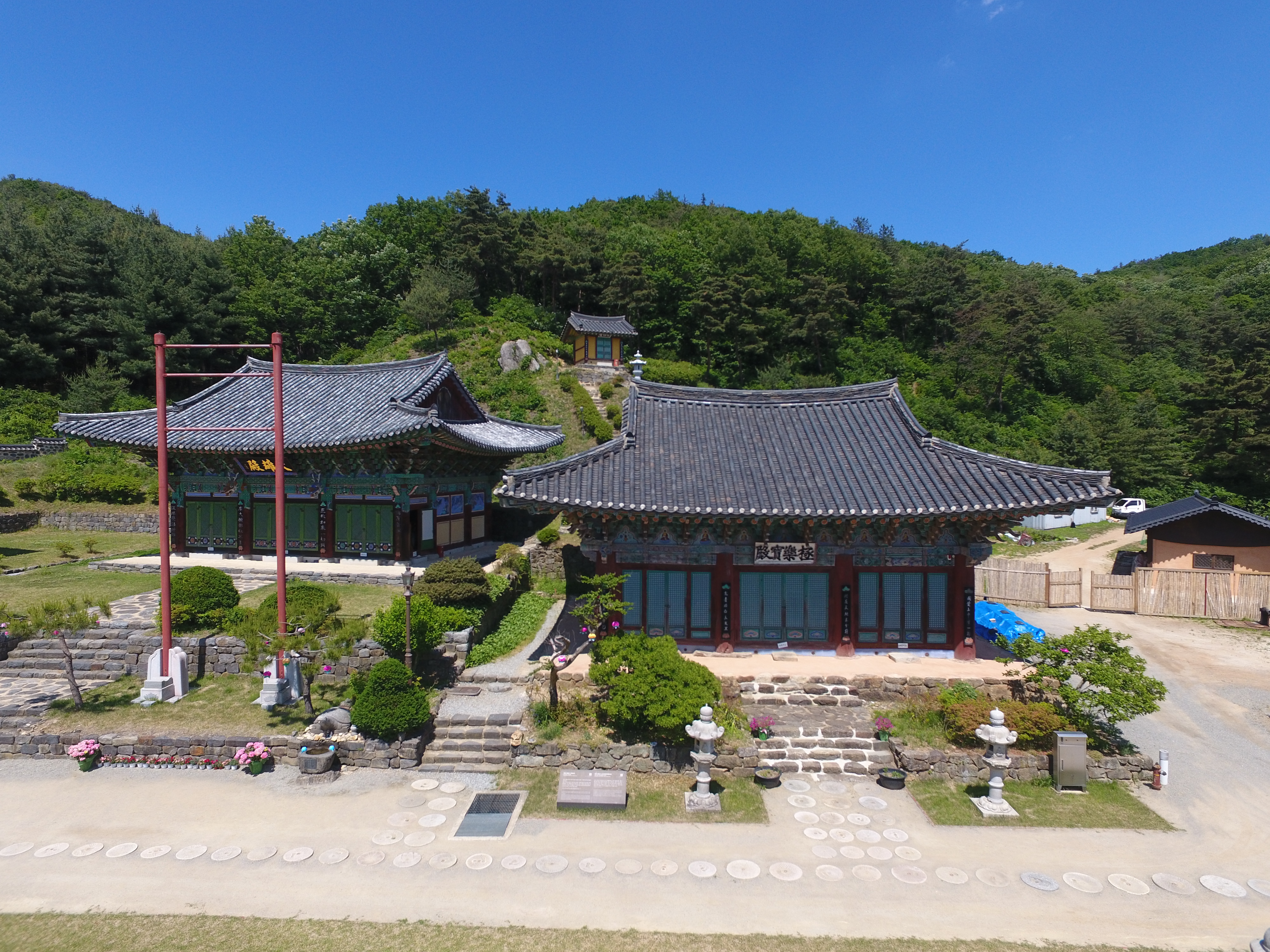 세종 비암사 극락보전 전경