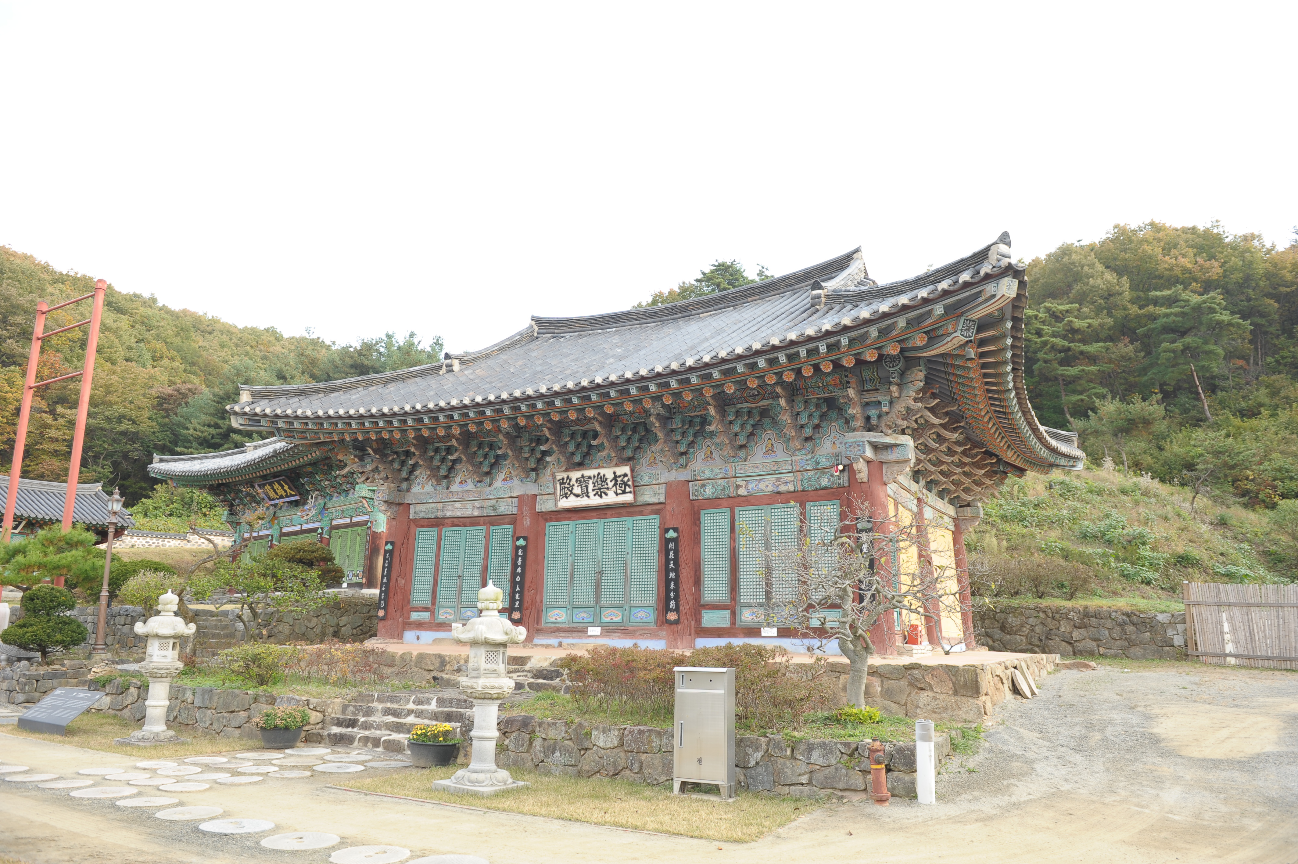 세종 비암사 극락보전 옆면