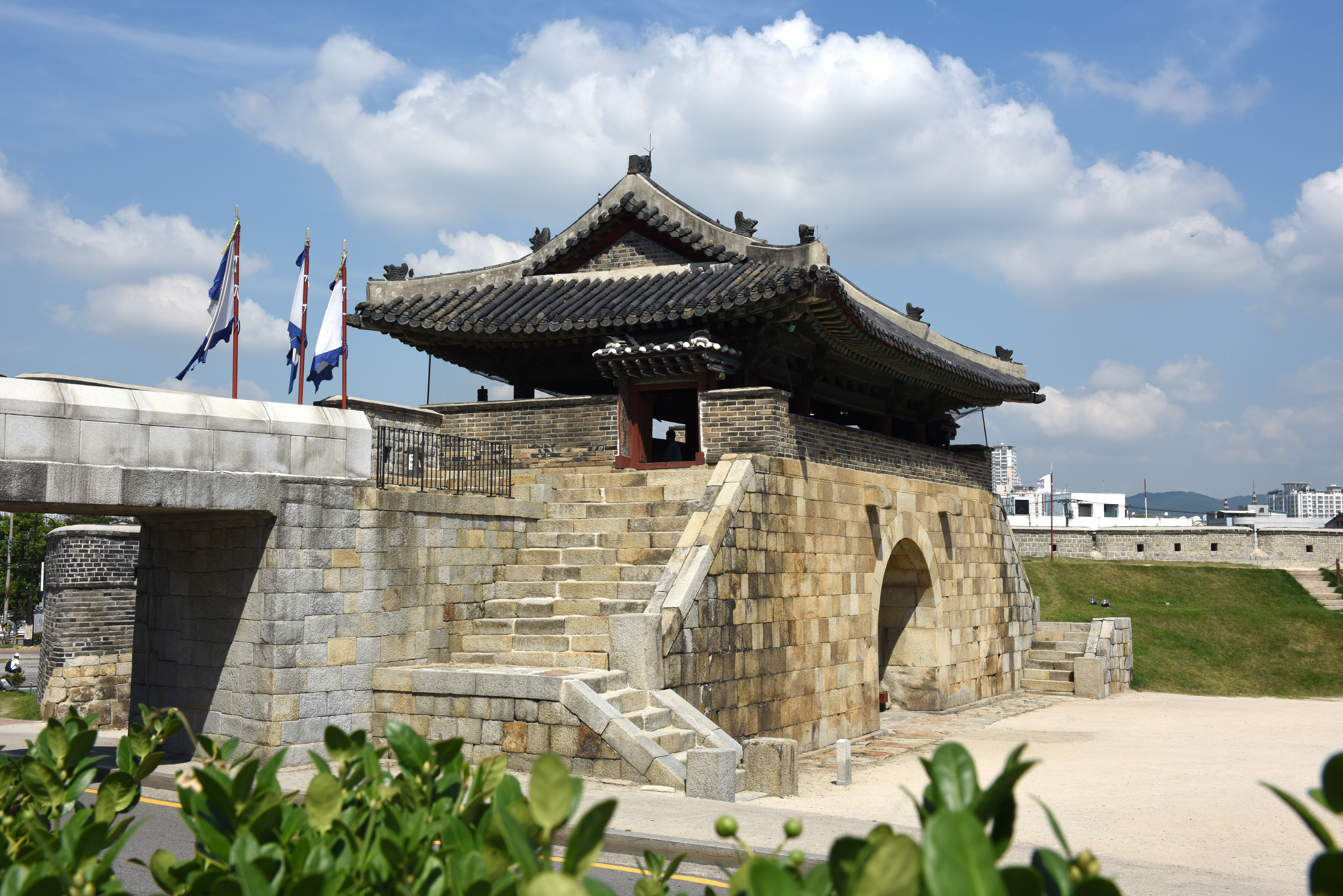 수원 화서문_서측 전경 (촬영년도 : 2015년)