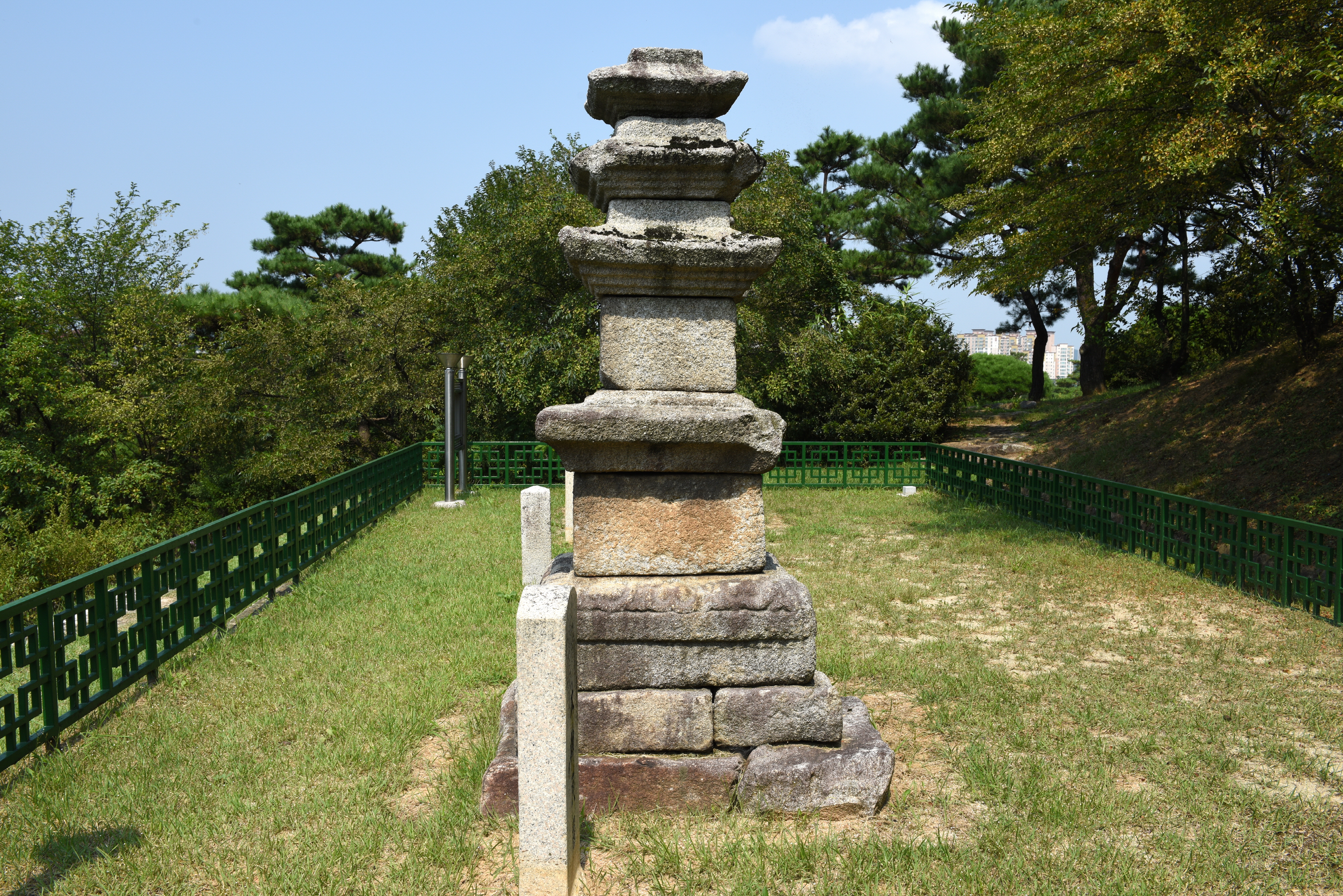 여주 창리 삼층석탑_우측면 (촬영년도 : 2015년)