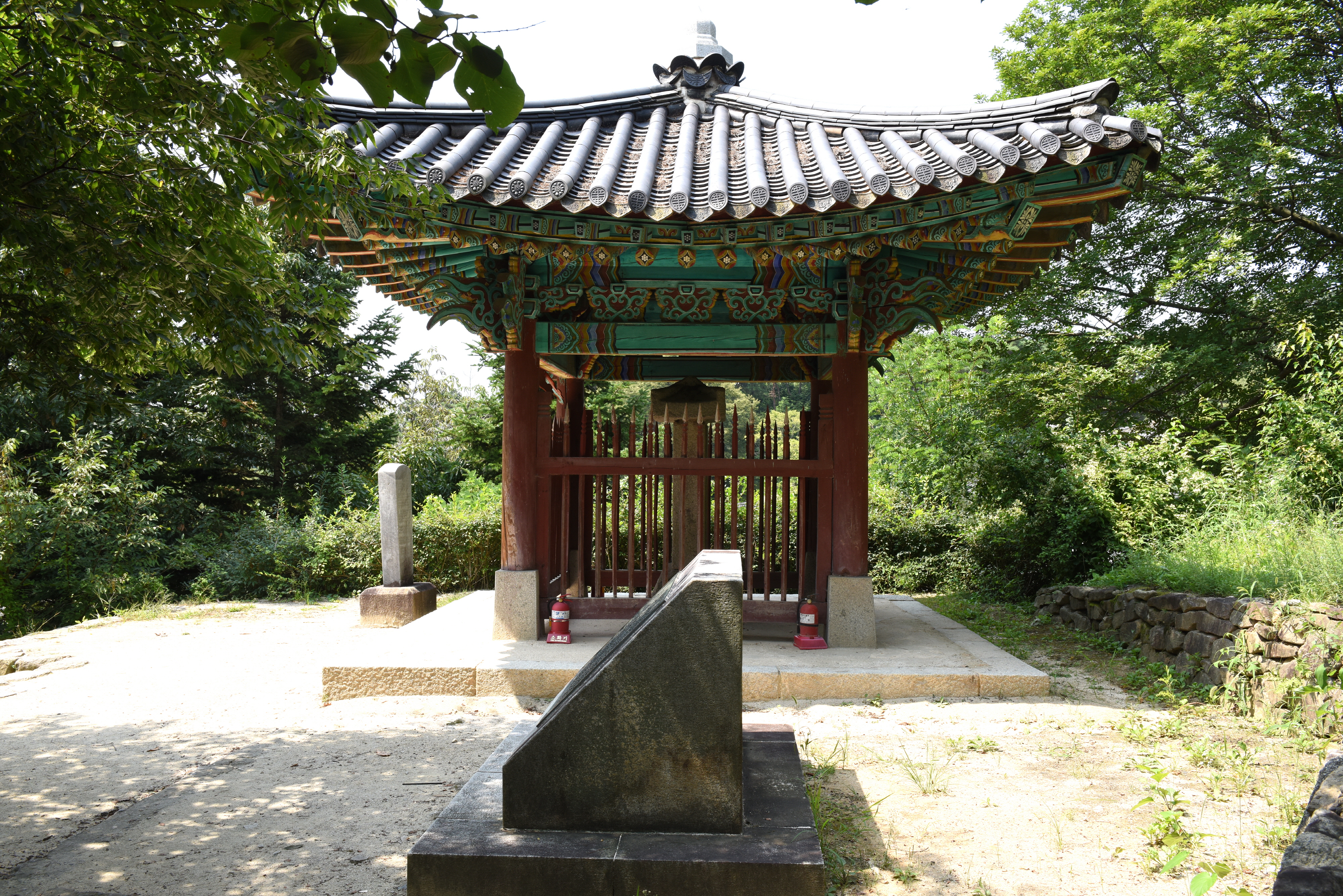 여주 신륵사 대장각기비_비각 측면 (촬영년도 : 2015년)