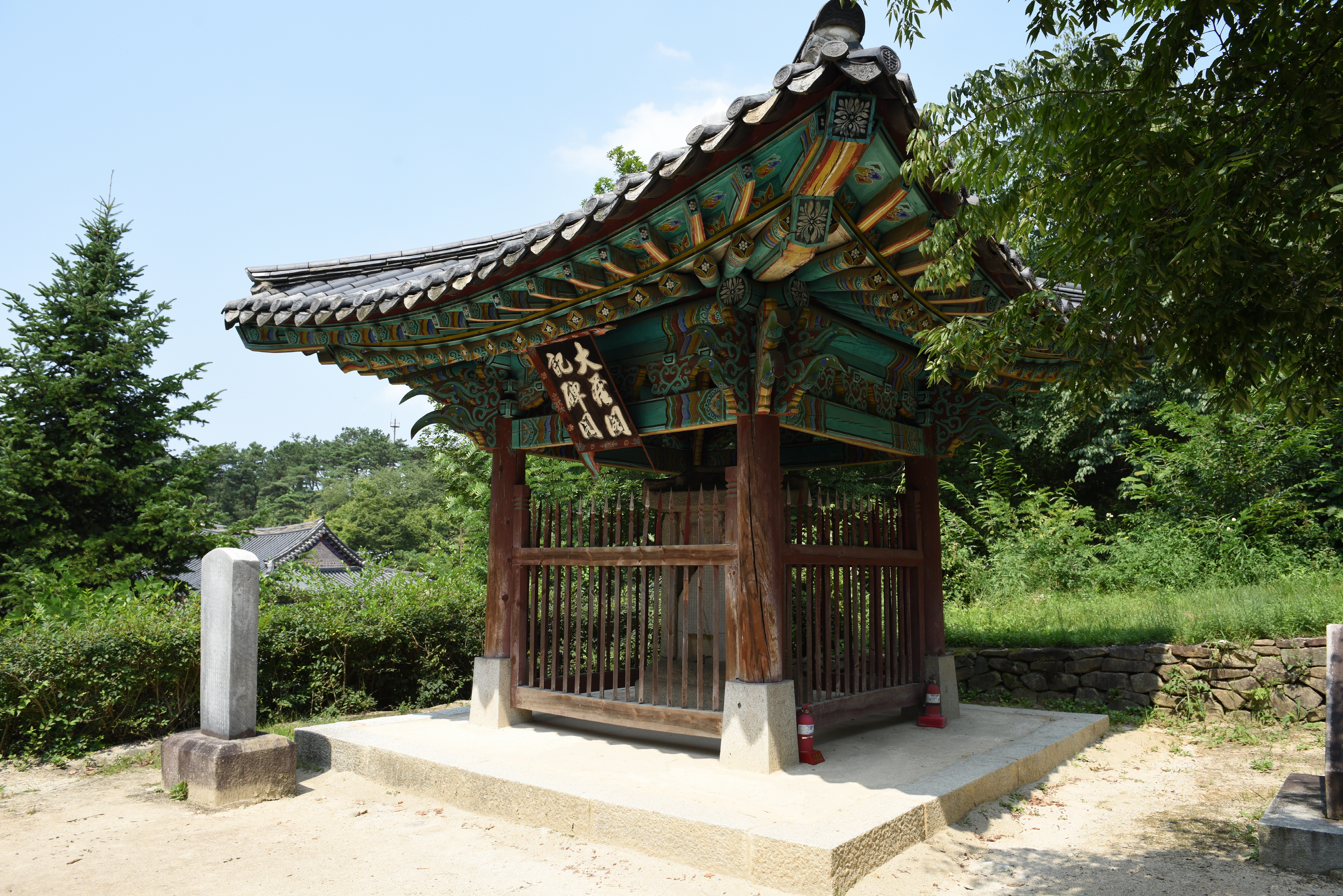여주 신륵사 대장각기비_비각정측면 (촬영년도 : 2015년)