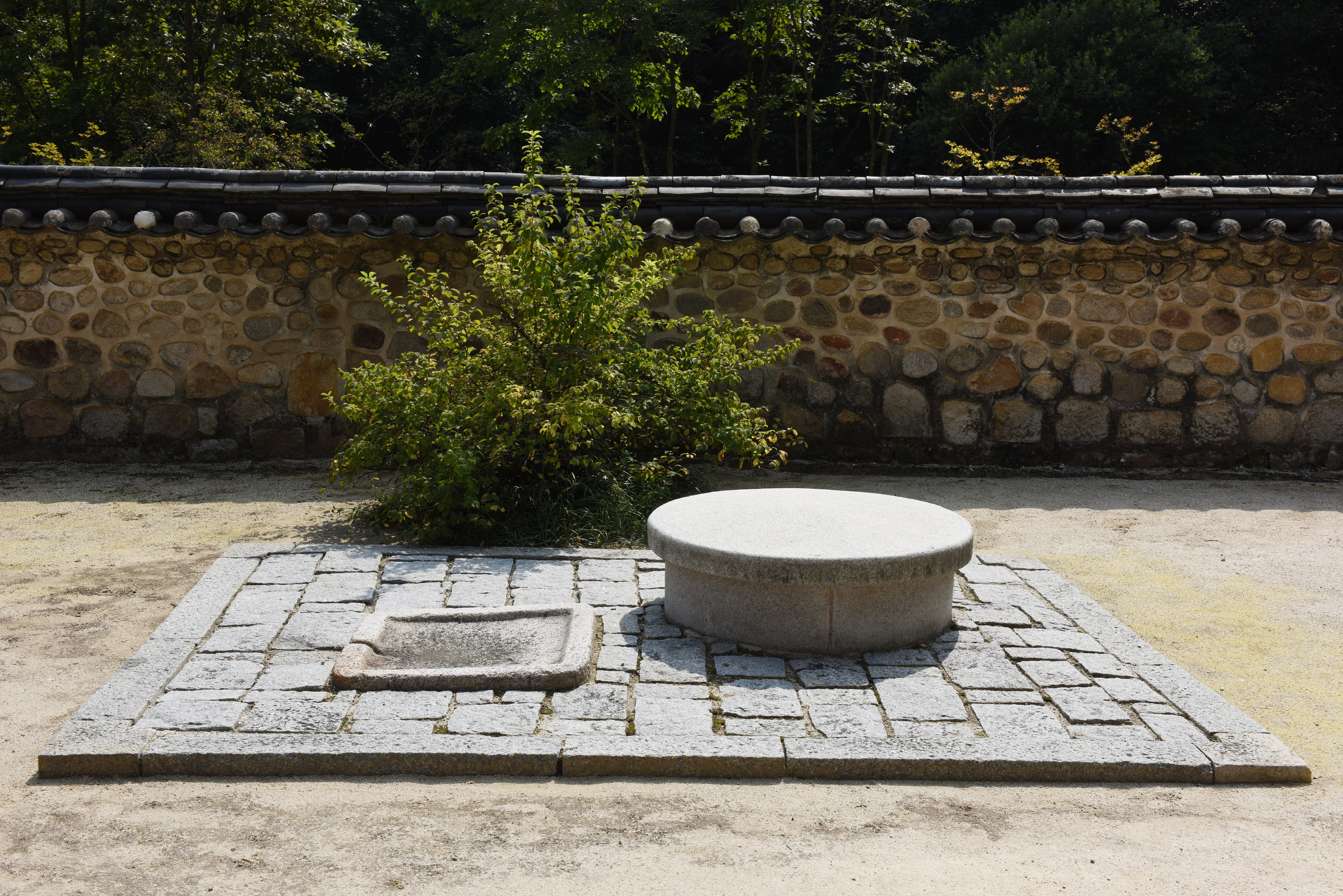여주 효종 영릉재실_우물터 (촬영년도 : 2015년)