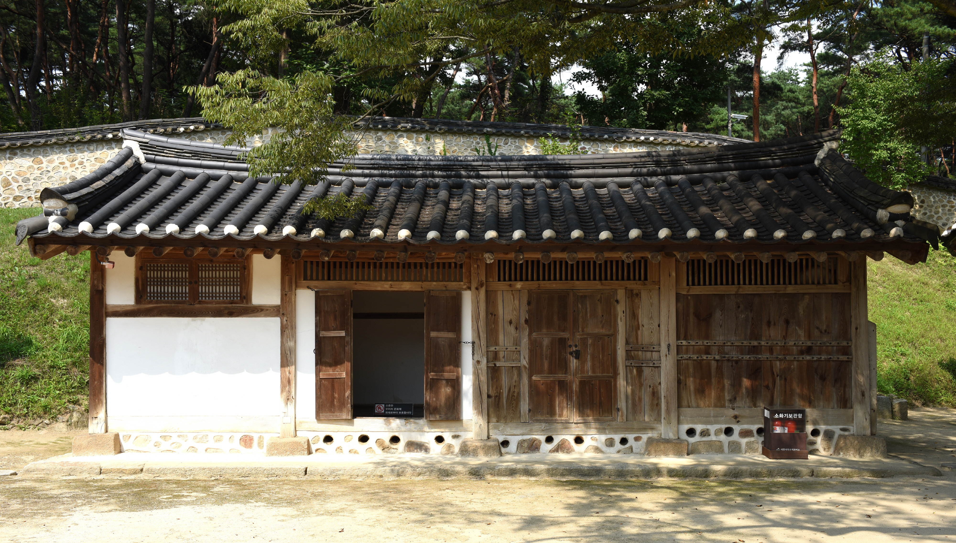 여주 효종 영릉재실_제기고 (촬영년도 : 2015년)